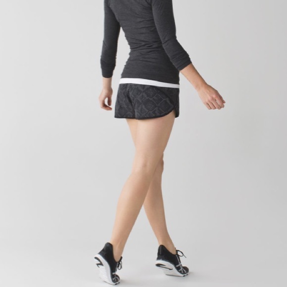 Lululemon Speed Short Ravish Reptile Silver Black - Picture 3 of 14